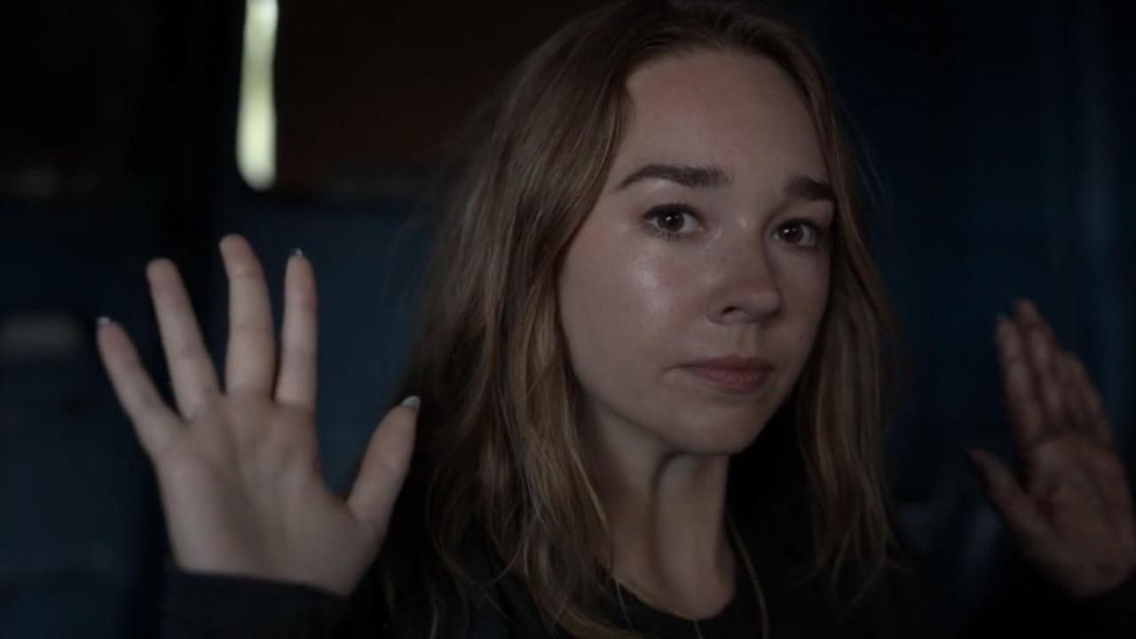 Angelina Meyer, personagem vivida por Holly Taylor, também se torna parte fundamental da história. Ela entra na série como uma das passageiras do voo e, com o passar do tempo, participa de acontecimentos centrais da trama. Suas atitudes afetam diretamente vários personagens e provocam mudanças importantes no desenvolvimento do enredo.
