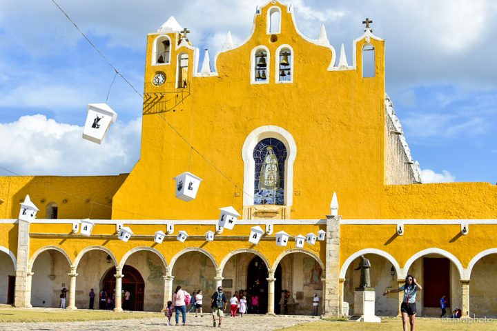 A cidade também recebe festividades religiosas muito populares, especialmente celebrações dedicadas à Nossa Senhora de Izamal, padroeira local. Durante esse período, moradores participam de procissões, missas solenes, apresentações musicais e eventos culturais que ocupam ruas, praças e igrejas históricas do centro urbano. 