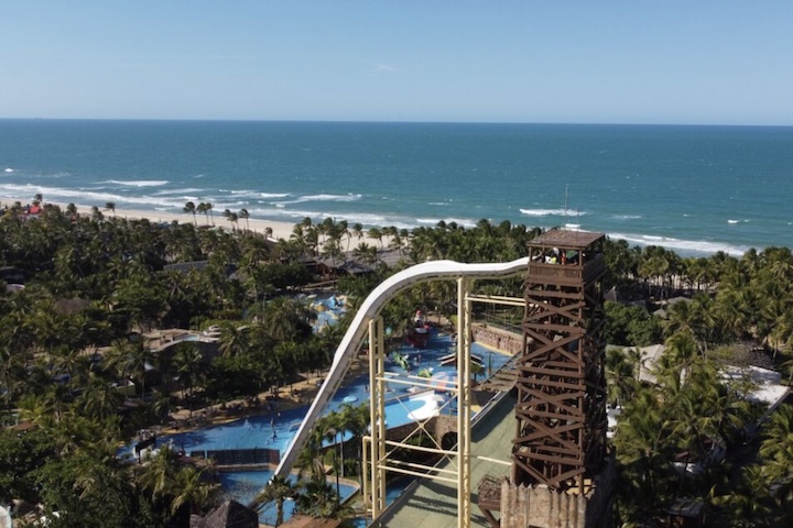 O grande destaque do destino é o Aqua Park, considerado um dos melhores parques aquáticos da América Latina, com mais de 30 atrações voltadas para públicos de todas as idades. Entre os brinquedos mais famosos está o Insano, um toboágua com cerca de 41 metros de altura, que proporciona uma descida em queda quase vertical e se tornou símbolo do parque.