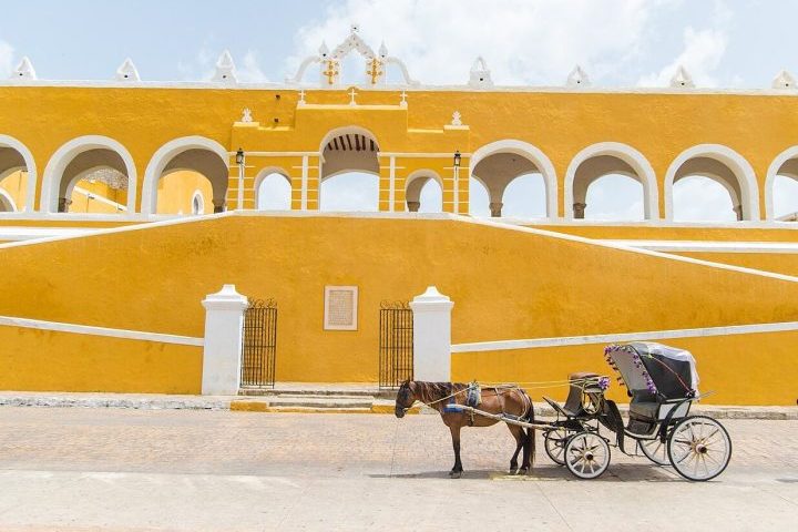 Izamal também se destaca pelo uso das tradicionais carruagens puxadas por cavalos, conhecidas localmente como 