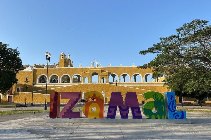 A forte ligação de Izamal com o amarelo também possui raízes anteriores à chegada dos espanhóis. Muito antes da colonização, a cidade já ocupava posição importante dentro da civilização maia e funcionava como um grande centro religioso dedicado ao deus solar Kinich Kak Moo.