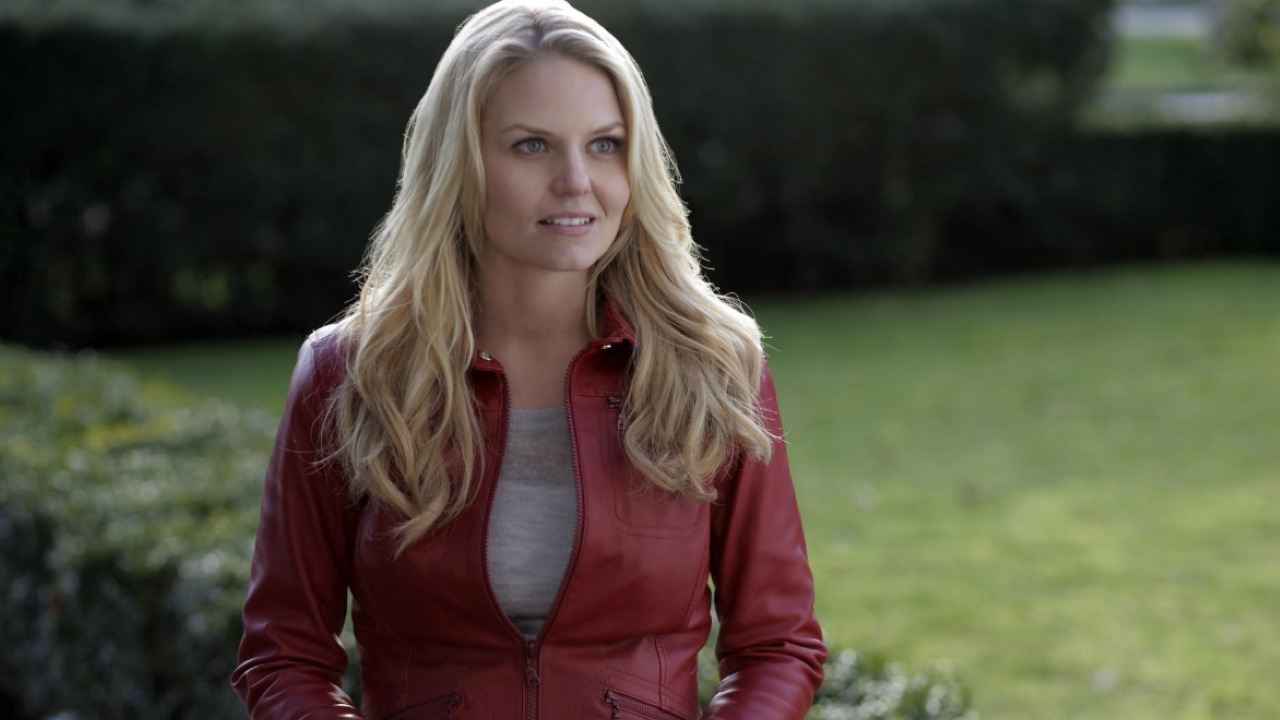 “Once Upon a Time - Era Uma Vez” mistura personagens de contos de fadas clássicos com o mundo real. A história acompanha Emma Swan, interpretada por Jennifer Morrison, uma jovem que descobre ser filha de Branca de Neve, vivida por Ginnifer Goodwin, e do Príncipe Encantado. Ela é levada para a cidade de Storybrooke, onde personagens de diversos contos vivem sem se lembrar de suas verdadeiras identidades devido a uma poderosa maldição lançada pela Rainha Má, interpretada por Lana Parrilla.
