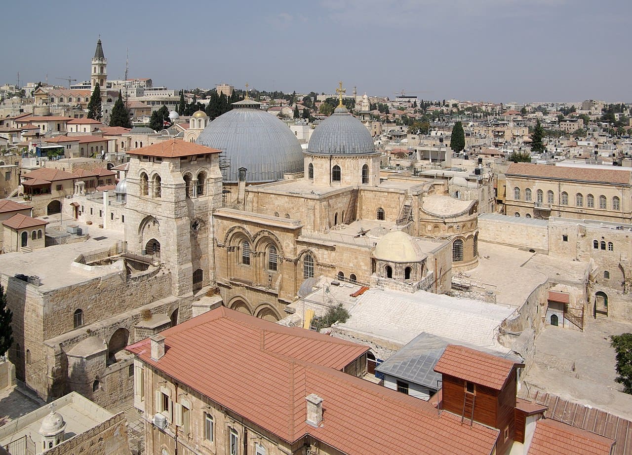 A construção original do Santo Sepulcro remonta ao ano 335, quando Constantino ordenou a edificação de uma basílica sobre o local identificado por sua mãe, Helena, como o túmulo de Cristo. A primeira estrutura foi grandiosa, mas sofreu destruições ao longo dos séculos, durante invasões e conflitos na região. No século 11, pós-conquista muçulmana, parte da igreja foi demolida, mas reconstruções posteriores devolveram-lhe importância. Cada reconstrução trouxe elementos arquitetônicos distintos, re