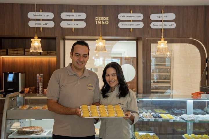 Há mais de setenta anos, uma padaria aberta por um avô empreendedor em Nova Almeida, no distrito da Serra, no Espírito Santo, deu início ao que hoje é um dos pontos mais procurados da região. O negócio passou pelo tio, chegou ao pai e, desde 2013, está sob a gestão de Natália Garcia e do filho Vitor, de 37 anos. Em 2018, Jéssica Garcia Chagas, 29, entrou para a família e para a operação. São eles três que hoje sustentam, fornada após fornada, uma tradição construída ao longo de gerações. -  (crédito: Divulgac?a?o)