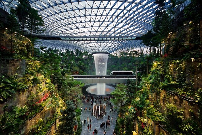 Jewel Rain Vortex (Aeroporto de Changi, Singapura) - Wikimedia Commons/Matteo Morando