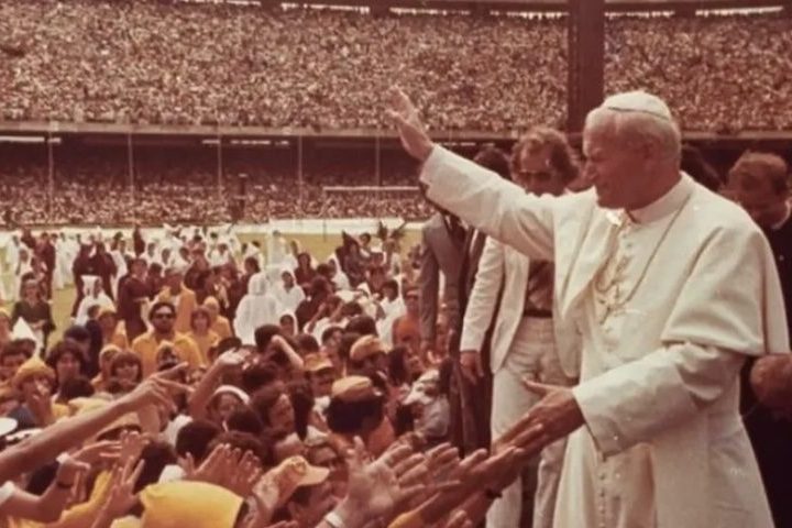Entre seus feitos, João Paulo II realizou mais de 120 viagens apostólicas ao redor do mundo, aproximando a Igreja Católica de milhões de fiéis. Também teve papel importante no diálogo entre diferentes religiões e na defesa dos direitos humanos. Em 1981, sobreviveu a um atentado na Praça São Pedro, no Vaticano, episódio que marcou profundamente seu pontificado e ampliou ainda mais sua popularidade. 
