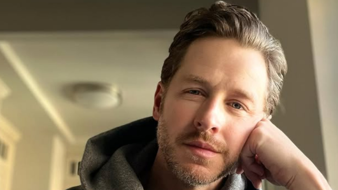 Conheça mais, a seguir, sobre a trajetória de Joshua “Josh” Paul Dallas. Nascido em 18 de dezembro de 1978, em Louisville, Kentucky, nos Estados Unidos, ele é conhecido por interpretar o Príncipe Encantado/David Nolan na série “Once Upon a Time” e Ben Stone em “Manifest”.
