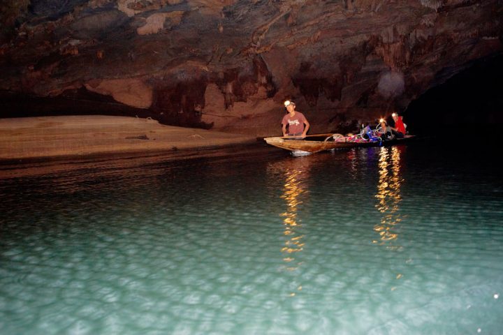 Algumas cavernas possuem rios internos, salões enormes, passagens extremamente estreitas e corredores que avançam por quilômetros sob o solo. Esse cenário atrai aventureiros interessados em exploração, mergulho subterrâneo e pesquisas geológicas. Muitos desses locais também carregam importância histórica.