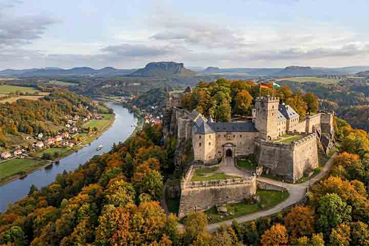 Königstein, na Alemanha, é uma cidade que se Königstein (Saxônia), município da Alemanha - Imagem Gerada por Insteligêbcia Artificial