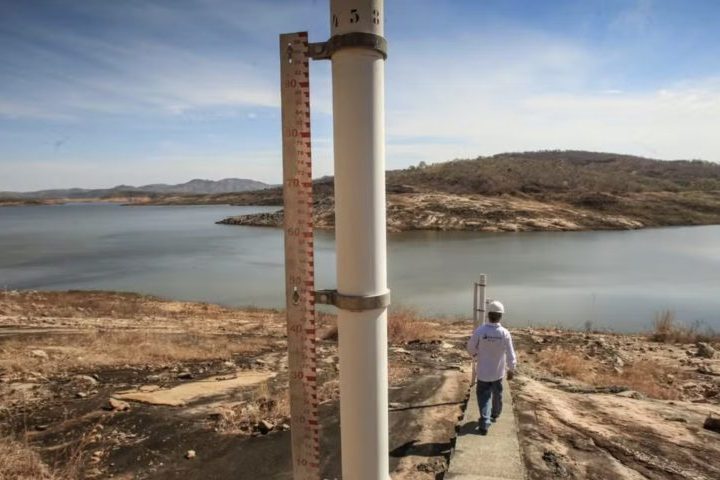 A construção da barragem foi concluída em 24 de outubro de 1996, com o início da formação do reservatório a partir dessa data, que ficou cheio em 1998. A entrada em operação de Serra da Mesa representou uma solução definitiva para o abastecimento elétrico de Goiás e, em especial, do Distrito Federal. 