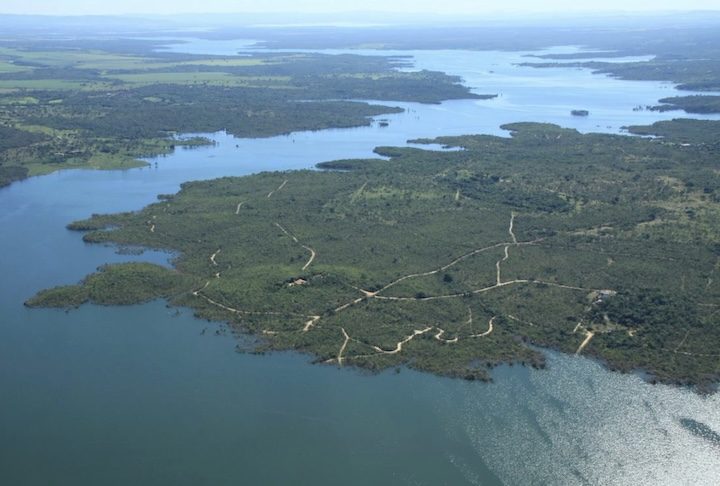 Para se ter dimensão da grandeza do Lago de Serra da Mesa, o reservatório tem largura máxima de 13 quilômetros e profundidades que superam 60 metros em vários pontos, com a formação de paredes submersas, vales alagados e microambientes aquáticos singulares.