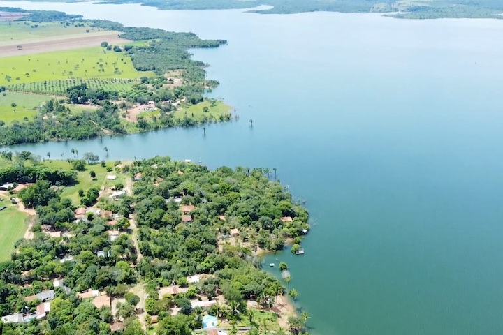 O tamanho do reservatório foi especificamente calculado para garantir maior estabilidade operacional nos períodos de seca extrema, característica marcante da região Centro-Oeste e do norte de Goiás. O imenso volume funciona como um regulador, assegurando fluxo constante de energia para as turbinas mesmo em anos de estiagem severa.