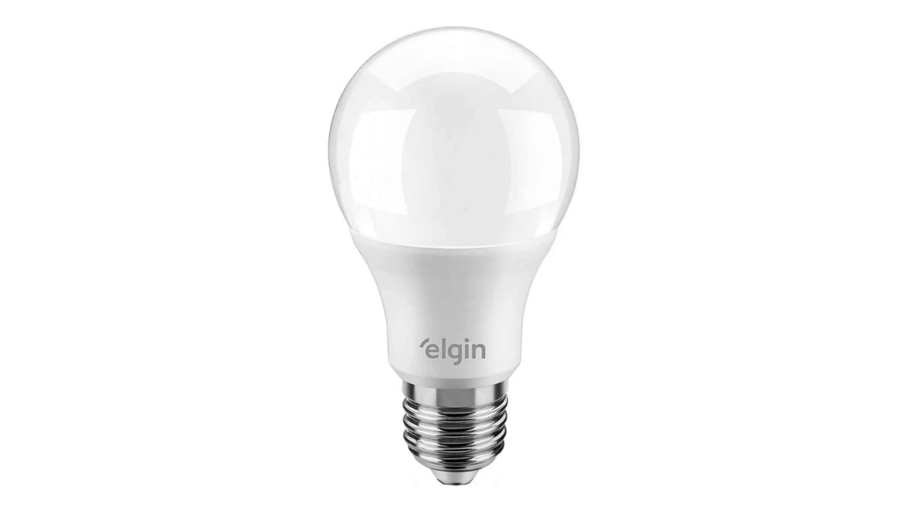 As lâmpadas LED são as mais utilizadas, pois apresentam maior eficiência energética, maior durabilidade e menor consumo de energia. Além disso, elas produzem menos calor quando comparadas às antigas lâmpadas incandescentes e podem ser encontradas em diferentes intensidades e temperaturas de cor. Isso permite adaptar a iluminação de acordo com a necessidade de cada ambiente.
