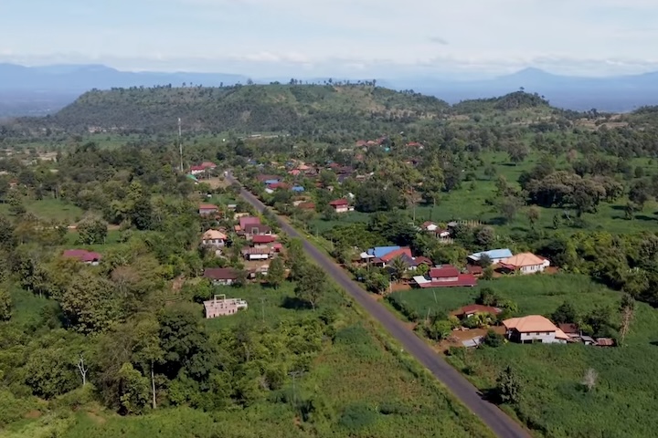 Além da agricultura, o turismo ganhou importância nas últimas décadas graças às estradas panorâmicas e à crescente procura por destinos menos massificados no Sudeste Asiático. Motociclistas e mochileiros costumam percorrer o chamado “Bolaven Loop”, circuito rodoviário que conecta vilarejos, plantações, cachoeiras e áreas de mata.