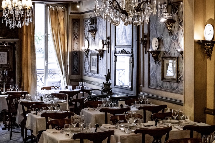 Le Procope (1686, França) - Considerado o café mais antigo de Paris, o Le Procope foi fundado em 1686 e foi ponto de encontro de pensadores como Voltaire, Diderot e Rousseau. Revitalizado em 2024, o espaço contém elementos clássicos de arquitetura como lustres de cristal, boiseries e detalhes em marcenaria que mantêm a atmosfera histórica e sofisticada do local.