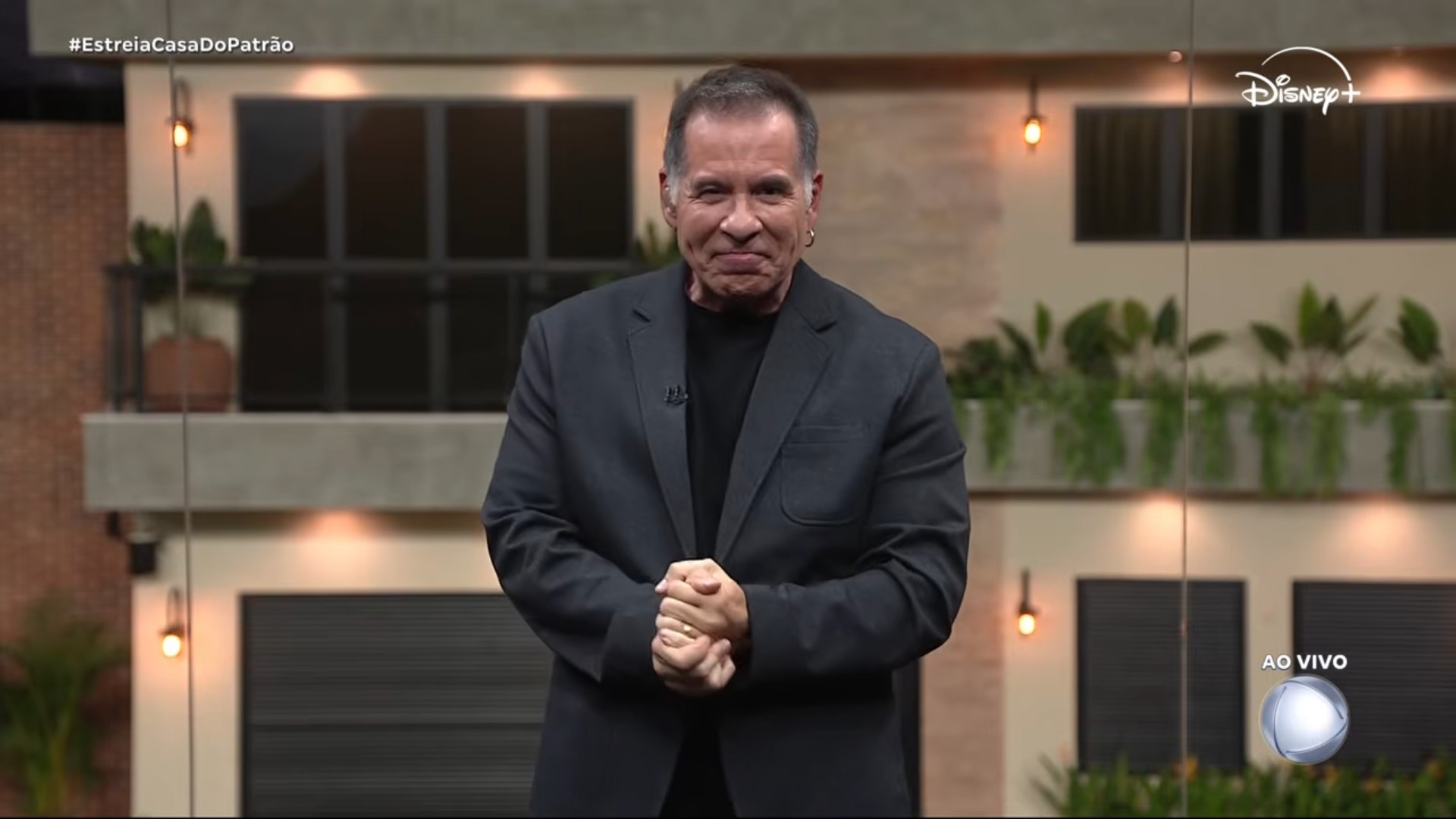 Leandro Hassum estreou como apresentador do reality 'Casa do Patrão', da Record TV, criado por Boninho e com transmissão 24 horas no Disney+, no dia 27 de abril de 2026. Desde então, ele tem enfrentado várias críticas, já que parte do público avalia que ainda não encontrou o tom ideal na condução do programa, com sinais de insegurança e momentos de confusão ao vivo. Falhas técnicas, como problemas de áudio e imagem, além de gafes durante a apresentação, também foram apontadas. Em uma das gafes,  -  (crédito: Reprodução Youtube)
