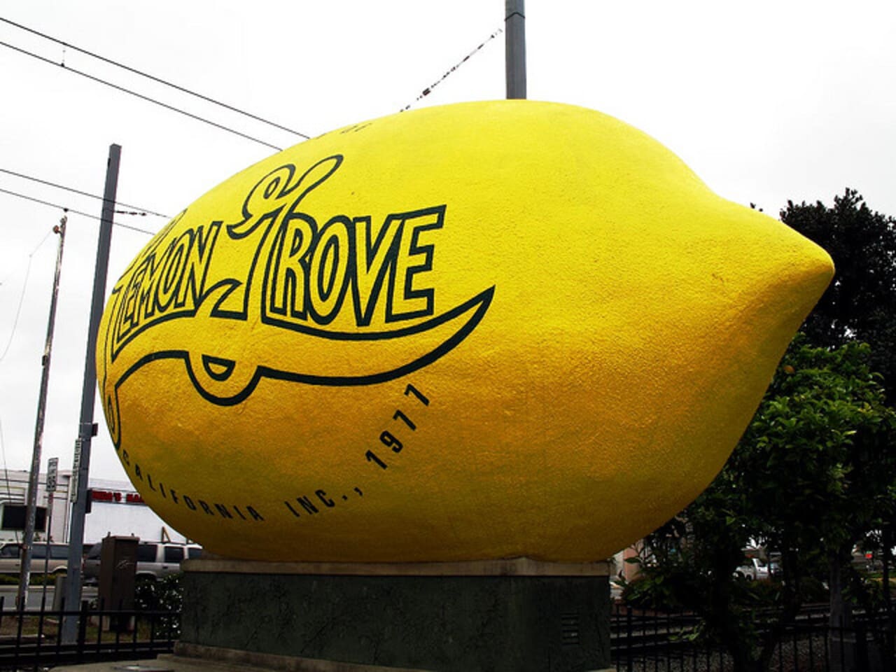 Lemon Grove, na Califórnia, surgiu como comunidade agrícola dedicada ao cultivo de limões no início do século 20. A cidade ainda preserva o “Maior Limão do Mundo”, simplesmente um monumento de concreto de 1928 e que virou símbolo local. O nome destaca a herança agrícola e continua sendo usado como marca turística.

