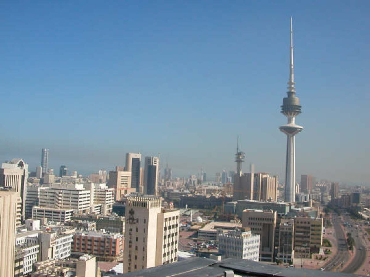 A Cidade do Kuwait é a capital do Kuwait e principal centro político e econômico do país. Reconstruída após a Guerra do Golfo, destaca-se pela modernização e riqueza ligada ao petróleo. Abriga museus, universidades e uma vibrante vida urbana, bem como sua orla marítima e arquitetura contemporânea simbolizam recuperação e progresso nacional. É também sede de grandes instituições financeiras e diplomáticas.
