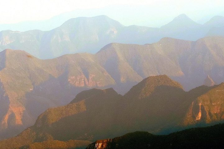 Algumas formações rochosas, dependendo de alguns ângulos específicos, também lembram o contorno de uma grande ave pousada sobre os paredões em determinados horários do dia, principalmente quando a luz destaca as sombras das montanhas, reforçando ainda mais a associação popular.