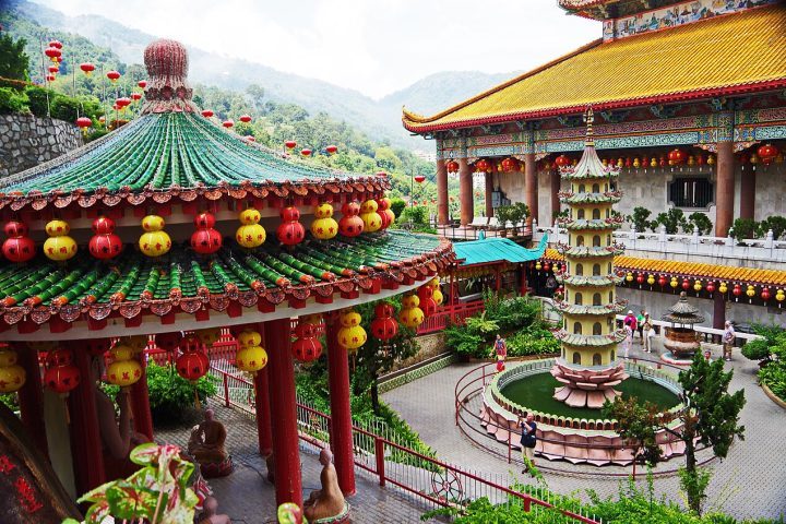 O local oferece clima mais fresco, áreas verdes e vista panorâmica da ilha. Outro destaque importante é o Templo Kek Lok Si, considerado um dos maiores templos budistas do Sudeste Asiático. Sua enorme estátua da deusa Kuan Yin e sua arquitetura monumental atraem visitantes de vários países.