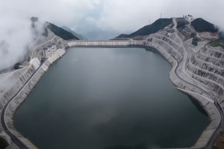 Diversos países já utilizam sistemas de armazenamento hidrelétrico por bombeamento como forma de estabilizar suas redes elétricas e ampliar o uso de energias renováveis. A China lidera esse setor e possui algumas das maiores usinas reversíveis do mundo, usadas para equilibrar a enorme geração solar e eólica do país.