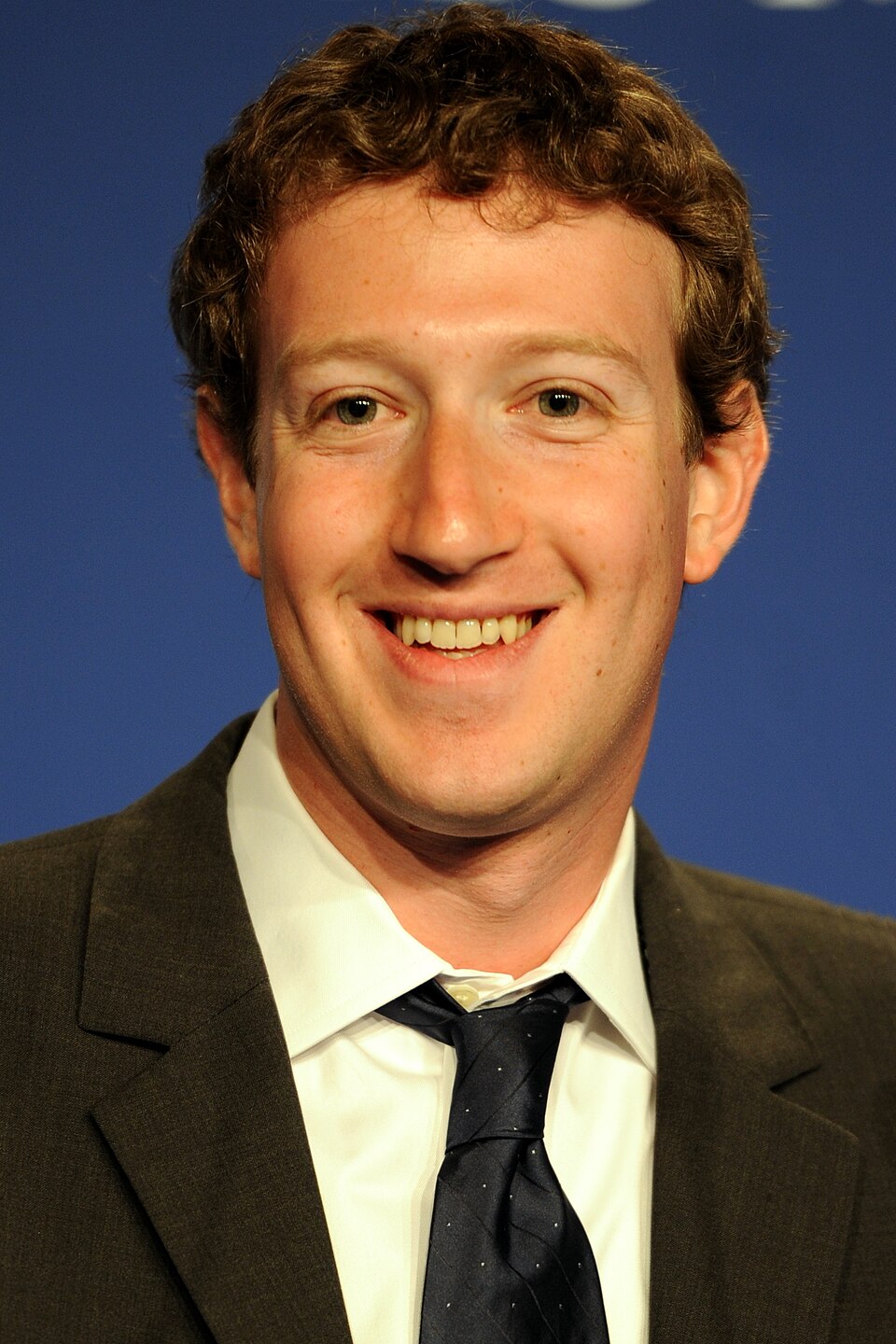 Desde criança, Mark Zuckerberg demonstrou interesse por computadores. aos 17 anos, num projeto escolar, o jovem prodígio criou um software capaz de rastrear as preferências musicais dos usuários online, que denominou “Synapse Media Player”. O Synapse chamou a atenção de diversas empresas. O garoto chegou a receber uma proposta milionária da Microsoft, que queria não apenas comprar o programa, como contratá-lo, mas Zuckerberg recusou todas as ofertas que teve.
