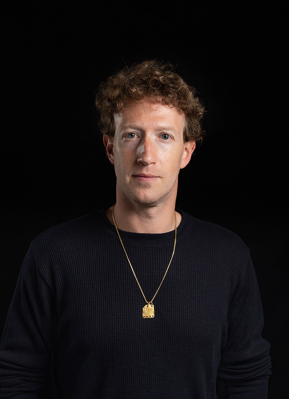 Saiba mais, a seguir, sobre Mark Elliot Zuckerberg. Nascido no dia 14 de maio de 1984 em Nova York, nos Estados Unidos, ele é um programador de computadores e empresário conhecido, principalmente, por ser um dos criadores do Facebook e ser o CEO da Meta Platforms, Inc, empresa dona do Facebook, Instagram, WhatsApp e outras subsidiárias.
