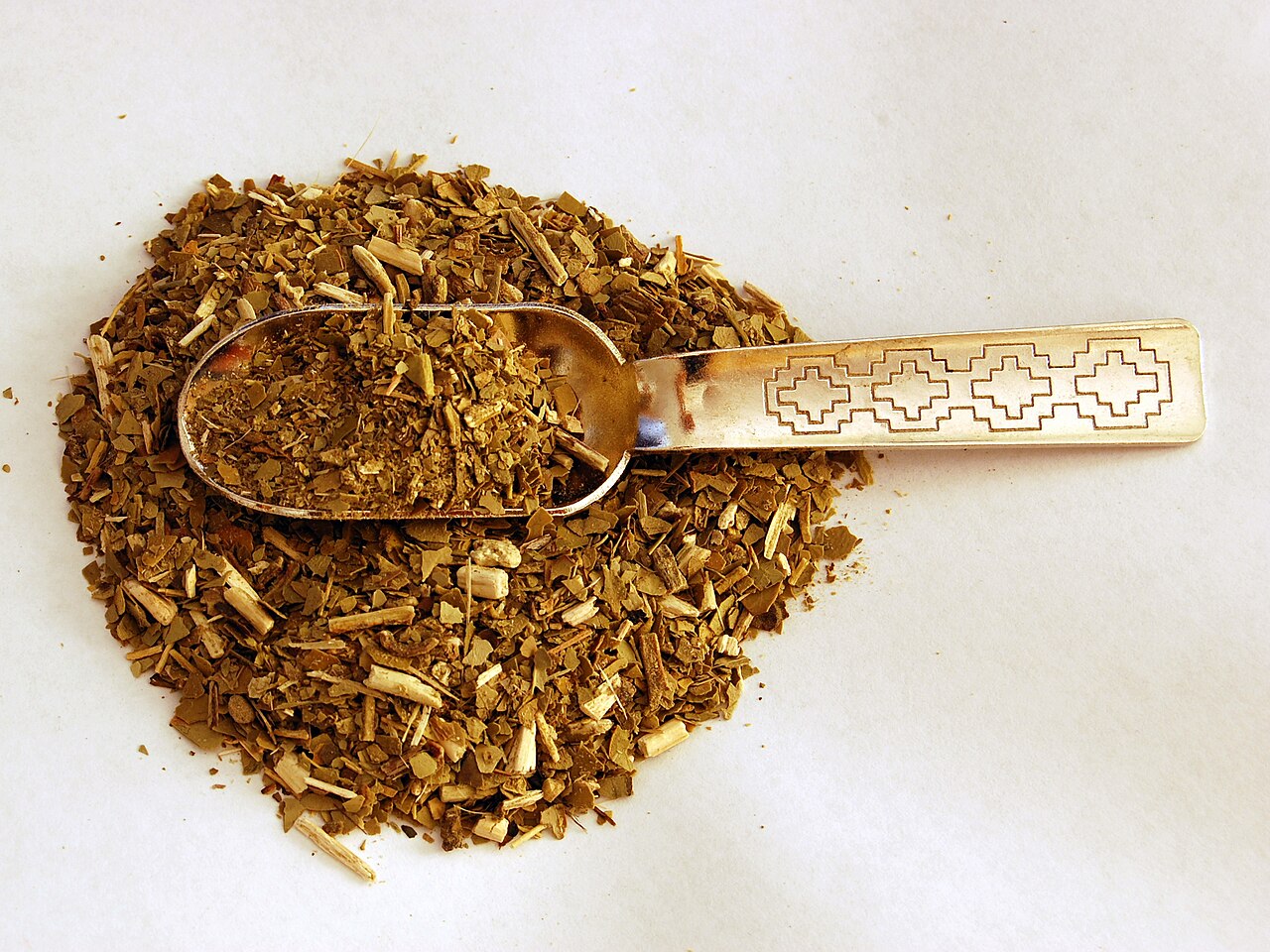 O preparo do mate envolve diversos rituais e tradições transmitidos entre gerações. A erva deve preencher boa parte do recipiente, deixando espaço para a água e para a bomba, espécie de canudo metálico utilizado para beber a infusão. Também é comum inclinar a erva antes de adicionar a água, ajudando a preservar o sabor por mais tempo. Outro detalhe importante é a temperatura da água, que não deve ferver, ficando idealmente entre 70 °C e 80 °C.  A erva-mate utilizada na bebida vem da planta erva-