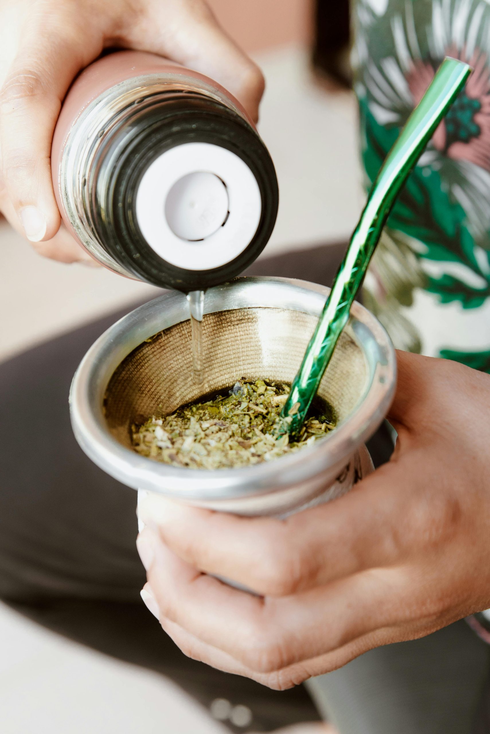 Alguns locais contam até com sommeliers de mate, responsáveis por orientar turistas sobre os tipos de erva e os modos tradicionais de consumo. Já em províncias como Misiones, Corrientes e Entre Ríos, o visitante pode conhecer plantações de erva-mate e aprender diretamente com produtores locais. 
