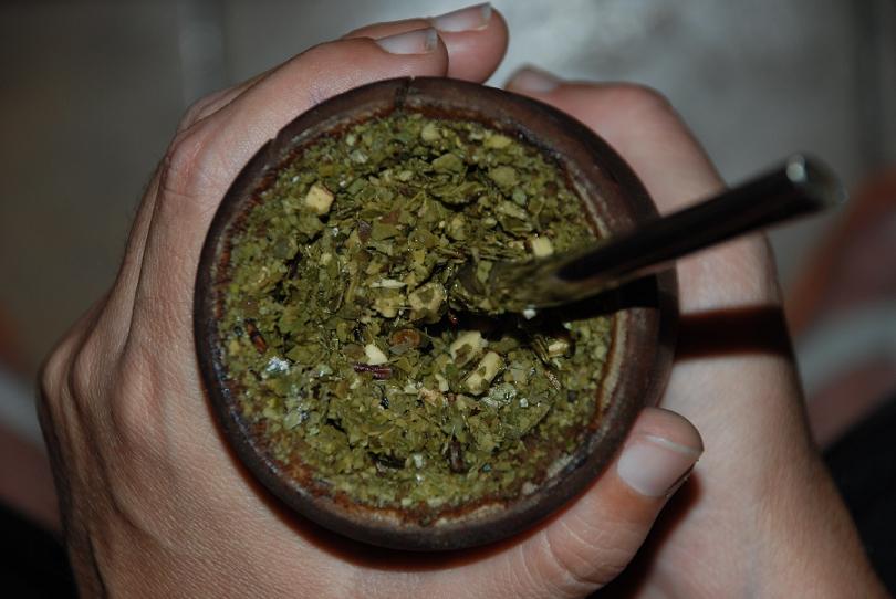 Quem deseja provar o mate como um verdadeiro argentino pode encontrar experiências autênticas em diferentes regiões do país. Em Buenos Aires, diversos cafés e bares especializados oferecem degustações e explicações sobre a preparação correta da bebida. 
