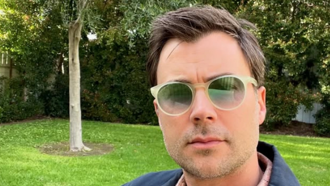 Apesar da forte conexão imediata entre os dois, eles acabam se separando sem manter contato. Sete anos depois, Kim retorna ao estado de Illinois para cobrir um novo eclipse como repórter, sem imaginar que poderá reencontrar o homem que nunca esqueceu. Ao longo da história, os dois personagens enfrentam uma série de desencontros enquanto tentam descobrir se o destino finalmente permitirá que vivam a relação que começou anos antes. Esse é o primeiro trabalho que Matt Long realiza depois de ter par