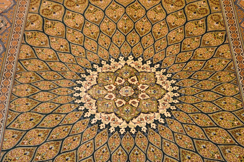 Os padrões geométricos e florais não são meros ornamentos, mas símbolos carregados de significados espirituais e culturais. Cada detalhe transmite mensagens ocultas que enriquecem a experiência visual.