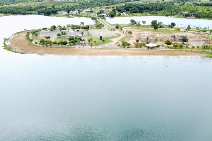 Em Minaçu, um dos principais pontos de acesso, o lago de Cana Brava abriga a conhecida Praia do Sol, que atrai turistas em busca de lazer e contato com a natureza. Já em Porangatu, a Lagoa Grande se destaca por suas propriedades medicinais e pela oferta de esportes radicais, enquanto a cidade preserva traços marcantes dos séculos 18 e 19 em sua arquitetura. 