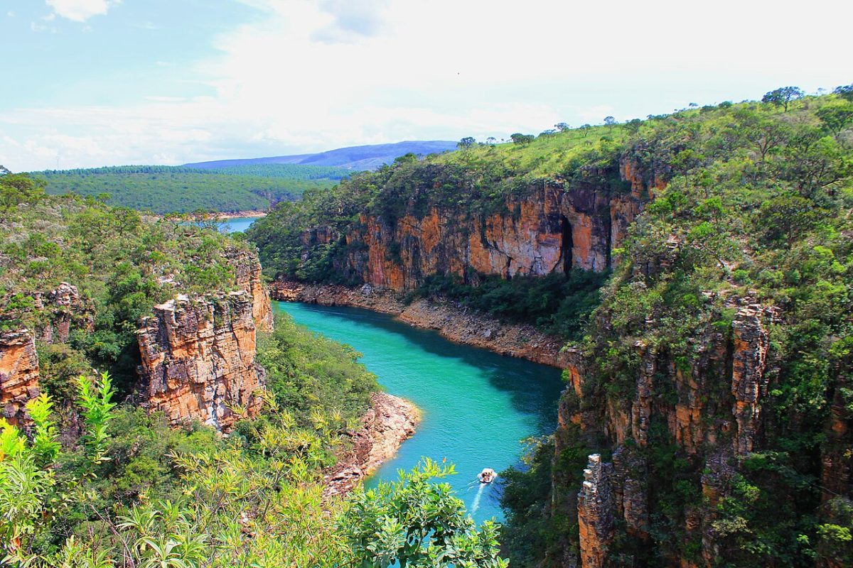 Entre os pontos mais visitados estão a Lagoa Azul, a Cascatinha e o Vale dos Tucanos, locais conhecidos pela água cristalina e pelas paisagens exuberantes. O Mirante dos Cânions, às margens da MG-050, oferece uma das vistas panorâmicas mais famosas de Minas Gerais e se consolidou como parada obrigatória para turistas e fotógrafos. Além do turismo aquático, a cidade também atrai visitantes interessados em trilhas ecológicas e contato direto com a natureza.