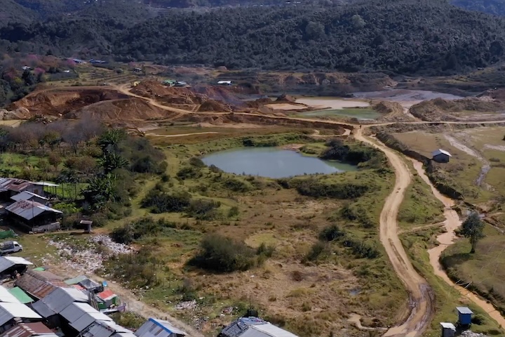 Durante o período colonial britânico, empresas estrangeiras passaram a explorar parte das minas de forma mais industrializada, o que ampliou a exportação das pedras para mercados da Europa e da Ásia. Desde então, o nome de Mogok passou a aparecer em leilões de joias históricas e em coleções de famílias reais.