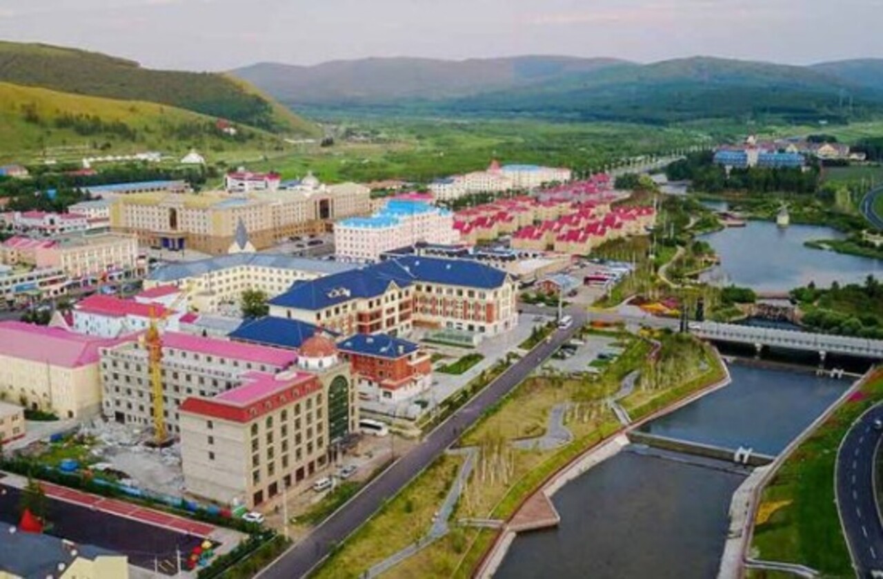 A Mongólia Interior abriga aproximadamente 25 milhões de pessoas, resultado das políticas de urbanização da China e da presença de diferentes grupos étnicos. Suas cidades são grandes e modernas, com infraestrutura avançada e forte diversidade cultural.