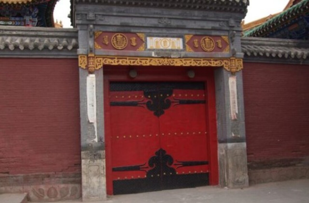 Na Mongólia Interior, a influência chinesa é evidente em todos os aspectos: idioma, educação, infraestrutura e costumes. Essa integração molda uma convivência étnica que mistura elementos mongóis e Han, criando uma identidade cultural própria.