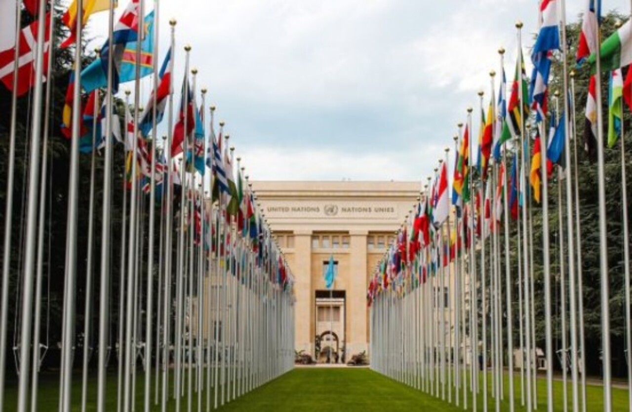 A Mongólia independente é reconhecida como Estado soberano e participa de organizações internacionais, incluindo a ONU. Já a Mongólia Interior não possui representação própria, sendo considerada parte integrante da China. Ambas as Mongólias estão localizadas na Ásia, mas em contextos diferentes. Enquanto a Independente situa-se entre Rússia e China, enquanto aInterior ocupa uma vasta área dentro do território chinês. Essa geografia influencia suas relações políticas e econômicas.