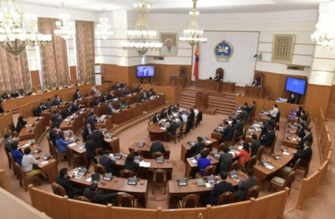 A Mongólia adota um sistema parlamentarista, com eleições e partidos políticos próprios. Já a Mongólia Interior segue as diretrizes administrativas da China, sem autonomia plena para definir suas próprias políticas. Essa diferença molda o cotidiano político e social de cada região.
