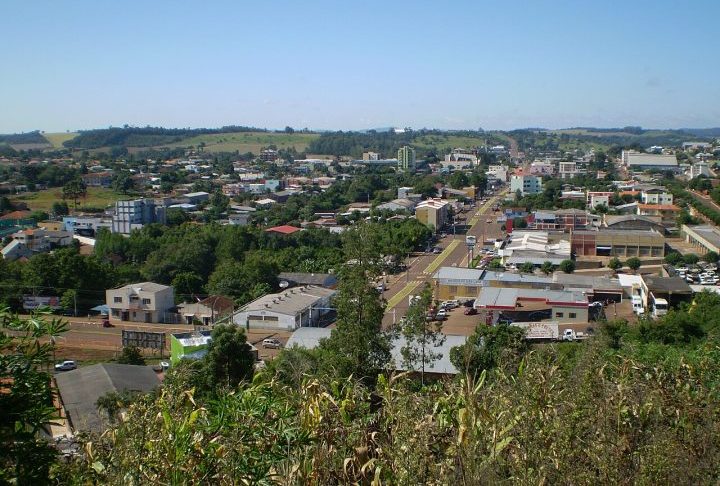 Segundo o governo estadual, a obra criará um corredor estratégico de integração entre municípios e impulsionará setores como turismo, o desenvolvimento industrial e o agronegócio. Durante o anúncio, Ratinho Junior destacou que a ponte encurtará trajetos e evitará deslocamentos longos até municípios próximos, como Dois Vizinhos. 