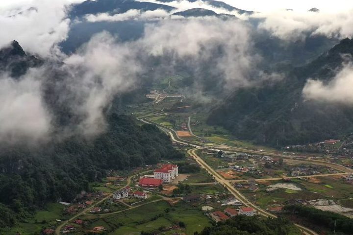 A província de Xaysomboun, por exemplo, situada na zona central do país, representa uma das regiões mais isoladas e montanhosas do país. A área possui relevo acidentado, florestas densas e poucas estradas, o que dificulta operações de resgate e deslocamentos rápidos.