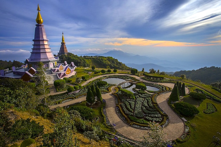 Entre os locais mais fotografados, destaque para os pagodes gêmeos construídos em homenagem ao rei Bhumibol Adulyadej e à rainha Sirikit. Cercados por jardins floridos e mirantes, esses templos oferecem uma das vistas mais conhecidas do norte tailandês.