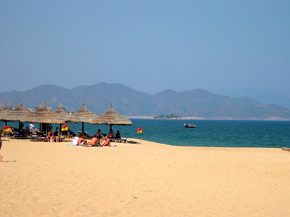 Nha Trang Beach é um dos balneários mais populares do país, conhecido pela vida noturna vibrante e esportes aquáticos variados. A praia combina diversão com infraestrutura moderna, atraindo jovens e famílias em busca de energia e entretenimento. Além disso, ilhas próximas oferecem passeios culturais e naturais que ampliam a experiência turística, consolidando Nha Trang como centro de lazer costeiro e cultural.