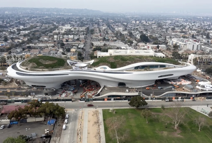A arquitetura do prédio chama atenção à primeira vista, com formas suaves que remetem, sugestivamente, a uma nave espacial futurista. O museu será cercado por jardins planejados em uma área antes ocupada por estacionamentos, com mais de 200 árvores plantadas para transformar o entorno. 