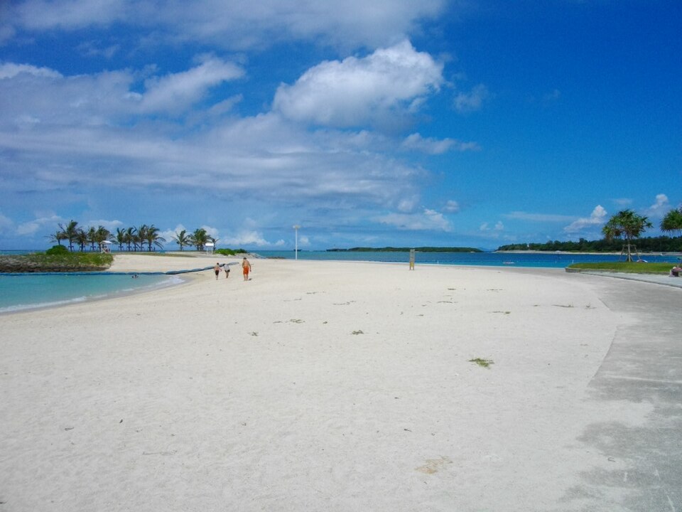 Situada em Okinawa, Emerald Beach se destaca por sua localização dentro do Ocean Expo Park. Com águas de tonalidade verde?esmeralda e infraestrutura organizada, é uma praia paradisíaca. Além do banho de mar, o visitante pode explorar atrações próximas, como o famoso aquário de Okinawa. A integração entre natureza e entretenimento faz dela um destino versátil e muito procurado por famílias.