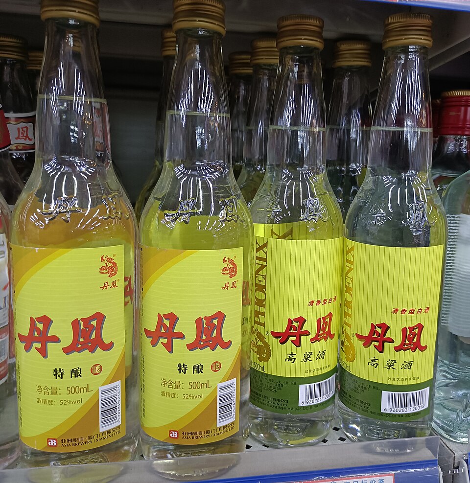 Diferente de bebidas como vinho ou tequila, o baijiu é classificado, principalmente, pelo aroma. Há muitos tipos diferentes de baijiu, mas os quatro principais são definidos, de forma geral, como aroma de arroz (com sabor floral e suave), aroma suave (doce e floral), aroma de molho (forte e parecido com molho de soja) e aroma intenso (picante e frutado). Dentro dessas macro categorias, ainda existem muitas outras variações.
