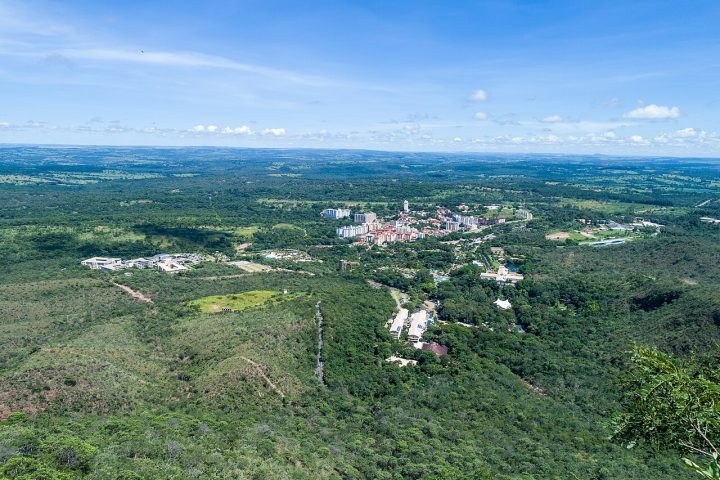 Mesmo com população relativamente pequena, Rio Quente conquistou projeção nacional e internacional graças às águas termais e à estrutura turística consolidada. A combinação entre natureza, lazer e clima acolhedor transformou a cidade em um dos destinos mais famosos de Goiás.