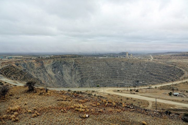 A reserva chinesa é tão grande que já foi comparada a alguns dos maiores depósitos do planeta, superando inclusive a mina South Deep, na África do Sul, considerada há anos uma das maiores e mais importantes minas de ouro do mundo. Localizada na região de Witwatersrand, essa mina se tornou referência internacional pela enorme capacidade de produção e pela exploração em grandes profundidades subterrâneas.