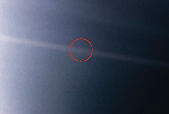 Outro feito impressionante da Voyager 1 foi a famosa fotografia conhecida como 