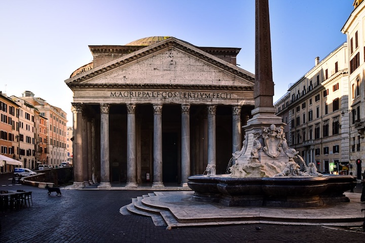 O Panteão de Roma está entre os monumentos mais extraordinários da Antiguidade e representa um dos maiores legados arquitetônicos do Império Romano. Localizado no coração de Roma, o edifício impressiona pela preservação quase intacta após quase dois mil anos de história. Sua origem remonta ao período do imperador Augusto, quando Marco Vipsânio Agripa mandou construir um templo no local por volta de 27 a.C. O templo sofreu com violentos incêndios que destruíram sua estrutura original de madeira,  -  (crédito: Pexels/AXP Photography)